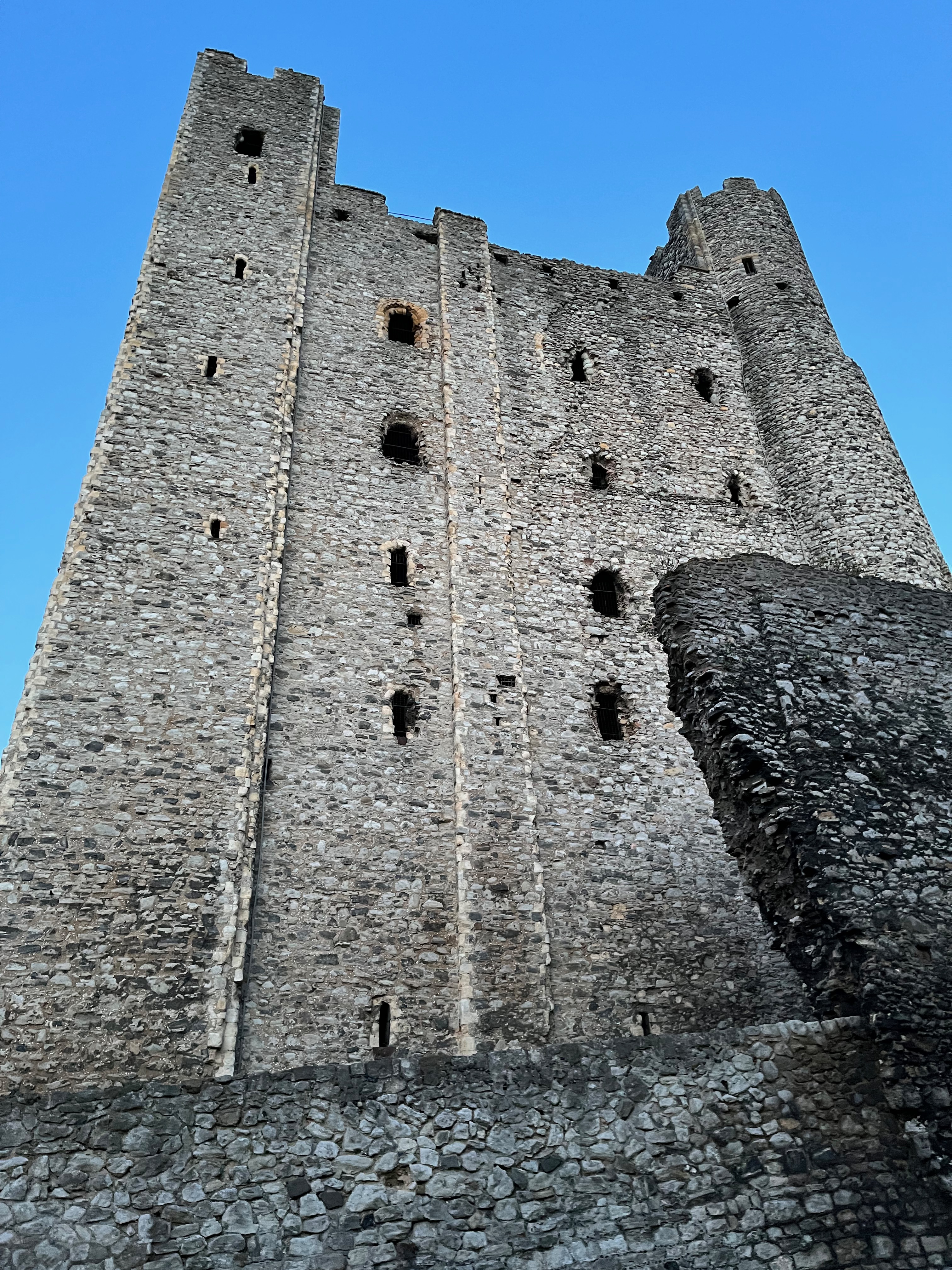 Tall and wide stone tower that forms part of Rochester Castle.