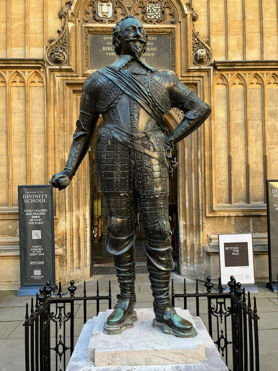 A tall black statue of William Herbert, the 3rd Earl Of Pembroke, a man with a triangular shaped beard standing proudly with a hand on one hip.