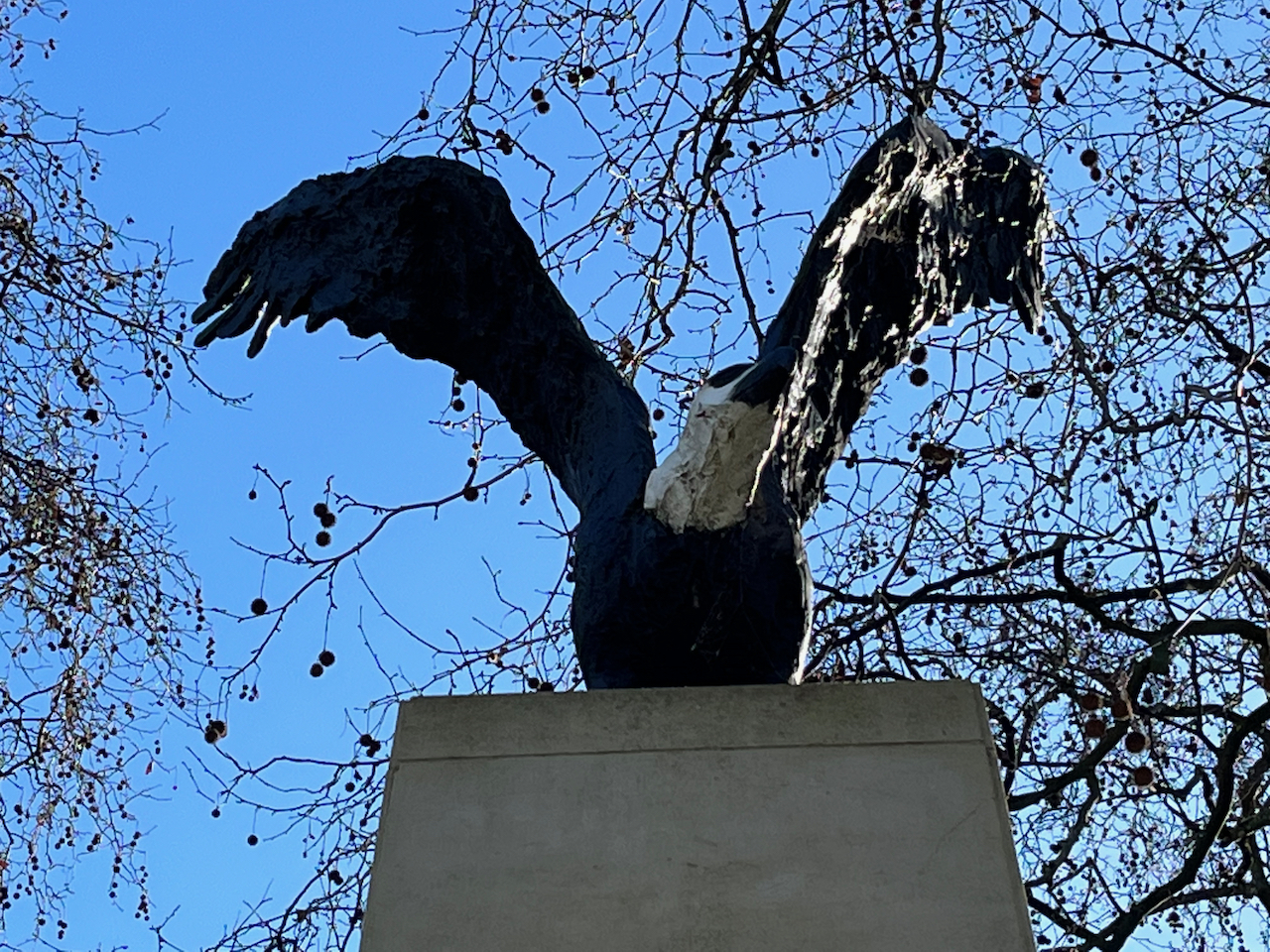 Statue of an eagle on the memorial to the Eagle Squadron of June 1940.