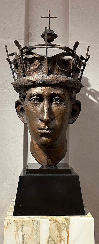 A statue of the head of Charles, Prince of Wales, wearing a crown.