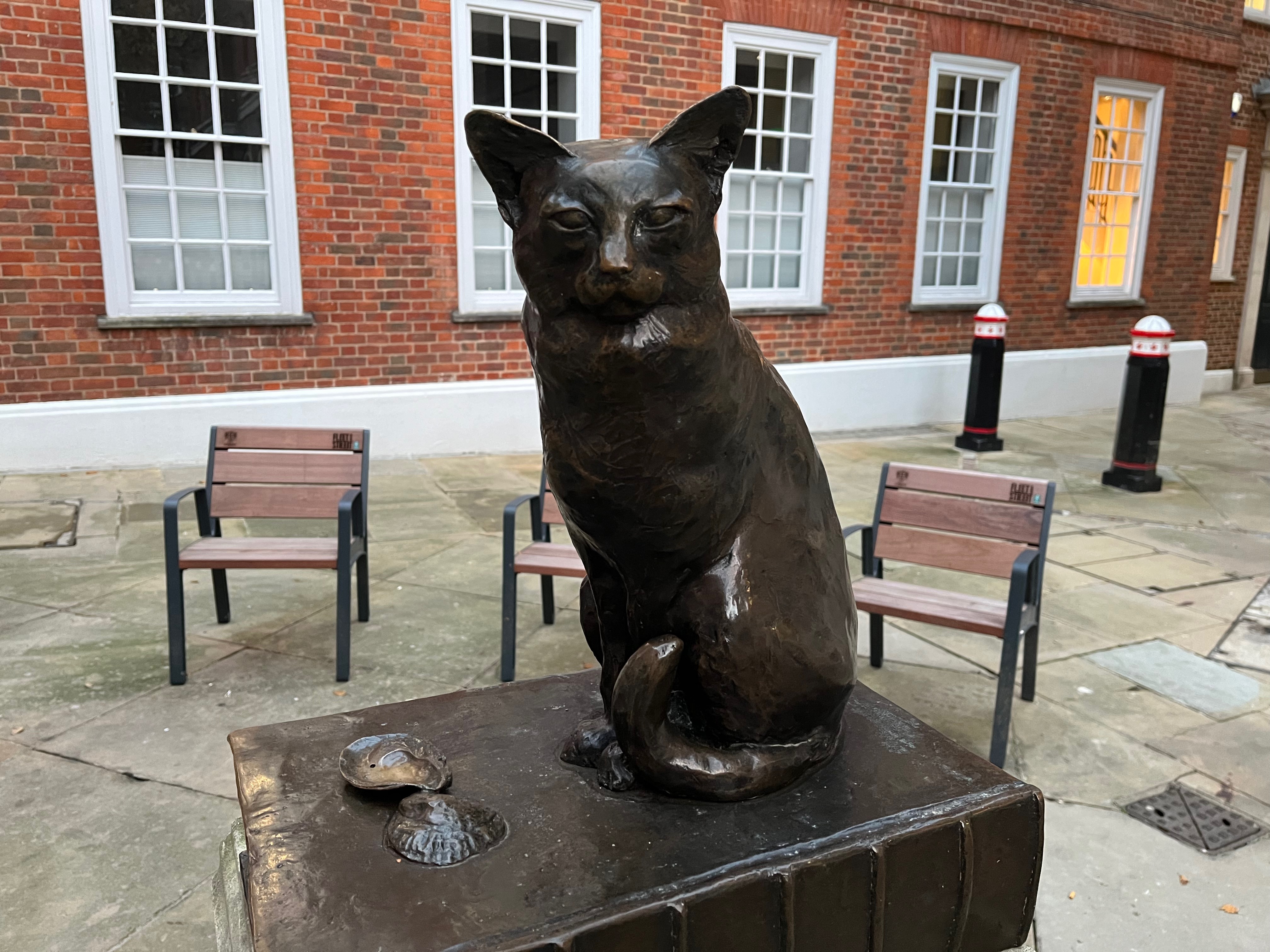 Bronze statue of Hodge the cat.