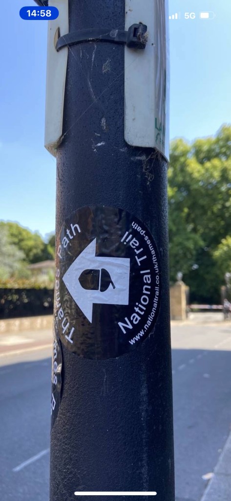 Screenshot of the Go Jauntly app, showing an image of a large black pole, with a large white arrow pointing in the direction of the Thames Path.